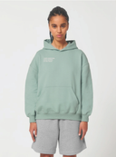 zalias dzemperis su issiuvinetu tekstu