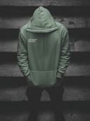 vyriskas zalias dzemperis su issiuvinetu tekstu